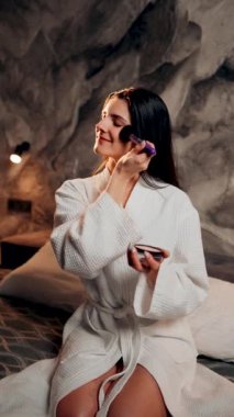 Sabah cilt bakımı ameliyatları yapan genç bir kadın. Kadın yüzü ve vücuduyla ilgileniyor. Kadın sabah rutini.