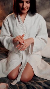 Sabah cilt bakımı ameliyatları yapan genç bir kadın. Kadın yüzü ve vücuduyla ilgileniyor. Kadın sabah rutini.