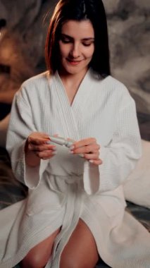 Sabah cilt bakımı ameliyatları yapan genç bir kadın. Kadın yüzü ve vücuduyla ilgileniyor. Kadın sabah rutini.