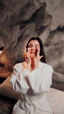 Sabah cilt bakımı ameliyatları yapan genç bir kadın. Kadın yüzü ve vücuduyla ilgileniyor. Kadın sabah rutini.