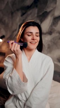 Sabah cilt bakımı ameliyatları yapan genç bir kadın. Kadın yüzü ve vücuduyla ilgileniyor. Kadın sabah rutini.