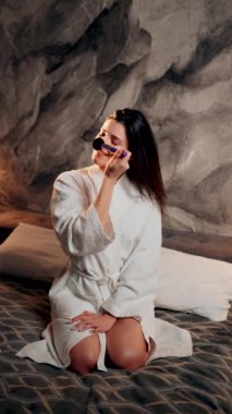 Sabah cilt bakımı ameliyatları yapan genç bir kadın. Kadın yüzü ve vücuduyla ilgileniyor. Kadın sabah rutini.