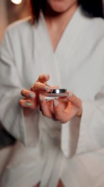 Sabah cilt bakımı ameliyatları yapan genç bir kadın. Kadın yüzü ve vücuduyla ilgileniyor. Kadın sabah rutini.