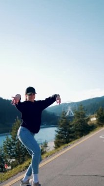 Sokakta dans eden karizmatik bir kadın. Dans konsepti. Dikey video