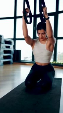 Trx Sistemle egzersiz yapan güzel bir kadın. Döngülerle spor yapıyor. Sağlıklı yaşam tarzı sporu hariç.