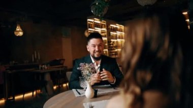 Aşık bir çift restoranda yemek yiyor ve servis kalitesinden memnun değil. Restoran servisi konsepti 4k