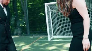 Klasik takım elbiseli bir grup arkadaş futbol oynarken eğleniyorlar. Futbol konsepti