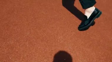Klasik takım elbiseli bir grup arkadaş futbol oynarken eğleniyorlar. Futbol konsepti