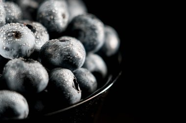 Siyah bir arka plan üzerinde yaban mersini