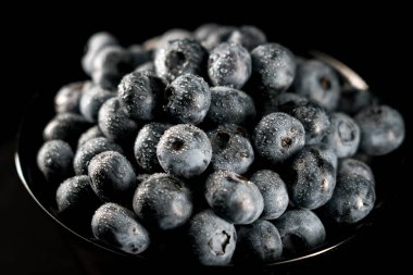 Siyah bir arka plan üzerinde yaban mersini