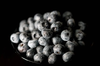 Siyah bir arka plan üzerinde yaban mersini