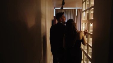 Genç bir aile, bir erkek ve bir kadın, yeni bir daire bakıyorlar ve bir ev almaktan mutlular. Emlak satın alma kavramı. Bir daire kiralamak