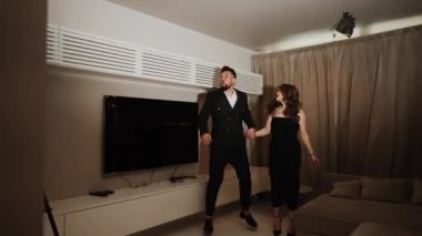 Genç bir aile, bir erkek ve bir kadın, yeni bir daire bakıyorlar ve bir ev almaktan mutlular. Emlak satın alma kavramı. Bir daire kiralamak