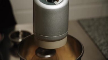 Tavuk yumurtaları karıştırıcıda şekerle karıştırılır. Şekerleme üretimi. Pasta ve hamur işi kavramı