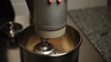 Tavuk yumurtaları karıştırıcıda şekerle karıştırılır. Şekerleme üretimi. Pasta ve hamur işi kavramı