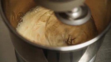 Tavuk yumurtaları karıştırıcıda şekerle karıştırılır. Şekerleme üretimi. Pasta ve hamur işi kavramı