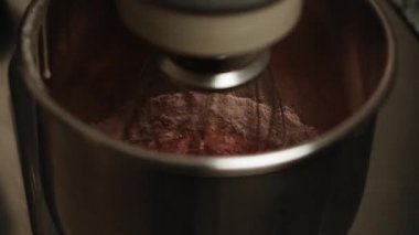 Sünger kek için hamur hazırlama süreci. Sünger kekin malzemeleri bir mikserde karıştırılır. Şekerlemeler, ürünler ve keklerin hazırlanması konsepti