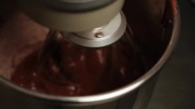 Sünger kek için hamur hazırlama süreci. Sünger kekin malzemeleri bir mikserde karıştırılır. Şekerlemeler, ürünler ve keklerin hazırlanması konsepti