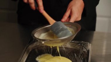 Şekerci limonlu krema hazırlıyor. Şekerleme ve kek üretimi kavramı