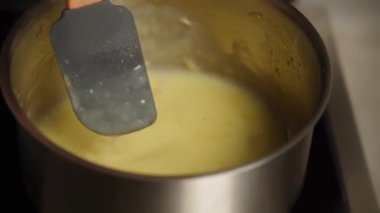 Şekerci limonlu krema hazırlıyor. Şekerleme ve kek üretimi kavramı