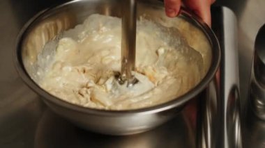 Şekerci peynirli kek hazırlar. Pasta ve hamur işi kavramı. 4K