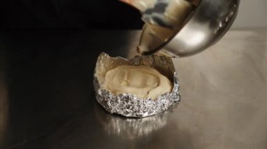 Şekerci peynirli kek hazırlar. Pasta ve hamur işi kavramı. 4K