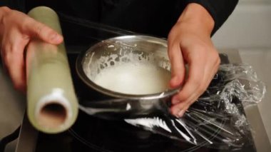 Pasta şefi pasta için ganache hazırlıyor. Şekerleme konsepti. Ganache.