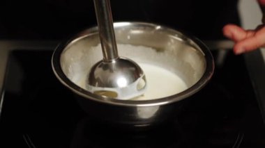 Pasta şefi pasta için ganache hazırlıyor. Şekerleme konsepti. Ganache.