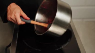 Şekerci pasta için ahududu ve kiraz doldurur. Pasta ve şekerleme ürünleri üretimi