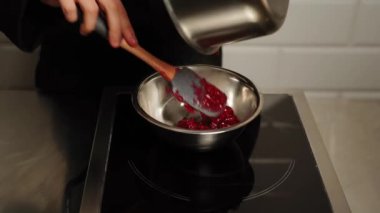 Şekerci pasta için ahududu ve kiraz doldurur. Pasta ve şekerleme ürünleri üretimi