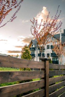 Resimli kahverengi evler karla kaplı dağların arka planına karşı. Dağlardaki yaşam konsepti. Dağlardaki evler