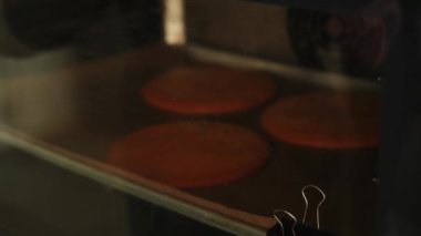 Bal hamurunu pastalara hazırlama süreci. Kek ve şekerleme ürünleri üretimi