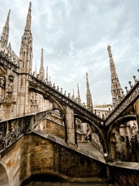 Duomo di Milano Katedrali 'nin çatısından şehrin mermer heykelleri ve Piazza del Duomo meydanındaki Royal Palace Palazzo Reale' nin manzarası.