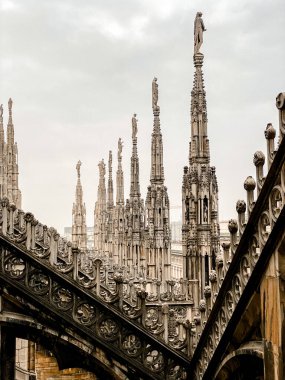 Duomo di Milano Katedrali 'nin çatısından şehrin mermer heykelleri ve Piazza del Duomo meydanındaki Royal Palace Palazzo Reale' nin manzarası.