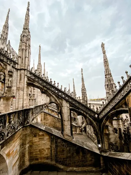 Duomo di Milano Katedrali 'nin çatısından şehrin mermer heykelleri ve Piazza del Duomo meydanındaki Royal Palace Palazzo Reale' nin manzarası.