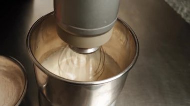 Havuçlu keki hazırlama süreci. Pasta şefi malzemeleri miksere karıştırıyor. Şekerleme ürünleri konsepti