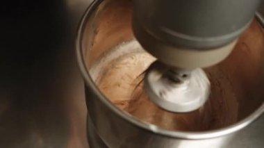 Havuçlu keki hazırlama süreci. Pasta şefi malzemeleri miksere karıştırıyor. Şekerleme ürünleri konsepti