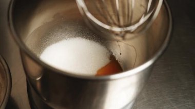 Havuçlu keki hazırlama süreci. Pasta şefi malzemeleri miksere karıştırıyor. Şekerleme ürünleri konsepti