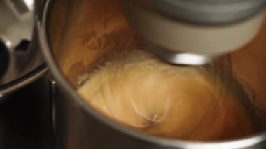 Vanilyalı kek hazırlama süreci. Şekerci sünger keki için hamuru hazırlar. Pasta ve şekerleme konsepti. 4k