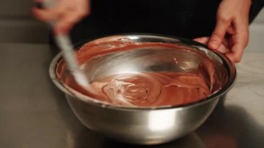 Vanilyalı kek hazırlama süreci. Şekerci sünger keki için hamuru hazırlar. Pasta ve şekerleme konsepti. 4k