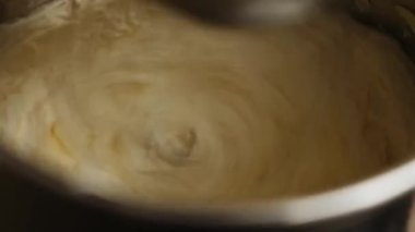 Vanilyalı krem peynir yapma süreci. Pasta için krema. Şekerleme ve kek yapma konsepti