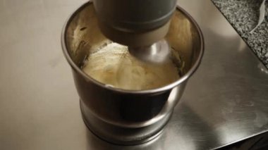 Vanilyalı krem peynir yapma süreci. Pasta için krema. Şekerleme ve kek yapma konsepti