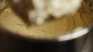 Vanilyalı krem peynir yapma süreci. Pasta için krema. Şekerleme ve kek yapma konsepti