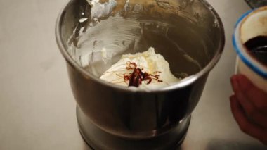 Vanilyalı krem peynir yapma süreci. Pasta için krema. Şekerleme ve kek yapma konsepti