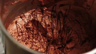 Şekerci Snickers pastasını birleştirir. Pastaya krema sürme süreci. Malzeme ekliyorum. Şekerleme konsepti