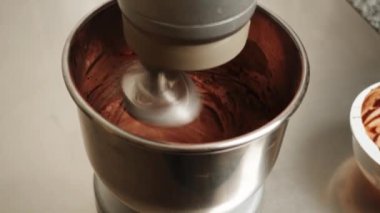 Şekerci Snickers pastasını birleştirir. Pastaya krema sürme süreci. Malzeme ekliyorum. Şekerleme konsepti
