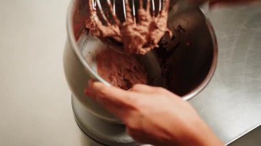 Şekerci Snickers pastasını birleştirir. Pastaya krema sürme süreci. Malzeme ekliyorum. Şekerleme konsepti