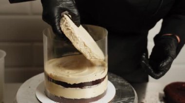 Şekerci Snickers pastasını birleştirir. Pastaya krema sürme süreci. Malzeme ekliyorum. Şekerleme konsepti