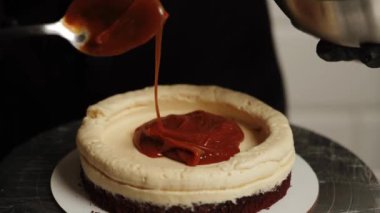 Şekerci Snickers pastasını birleştirir. Pastaya krema sürme süreci. Malzeme ekliyorum. Şekerleme konsepti