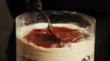 Şekerci Snickers pastasını birleştirir. Pastaya krema sürme süreci. Malzeme ekliyorum. Şekerleme konsepti